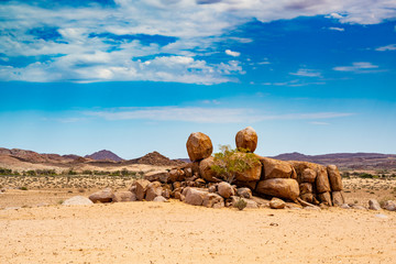 Fototapeta na wymiar Landschaft mit skurrilen Felsen am Brandberg, Namibia