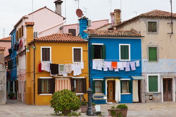 Fototapeta na wymiar Venice, Burano: the small yard with bright walls of houses