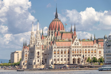 Obraz premium The Hungarian Parliament Building on the bank of the Danube in Budapest