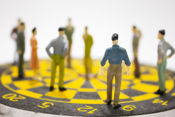 Obraz premium Miniature businesspeople stand on dartboard. business competition concept.