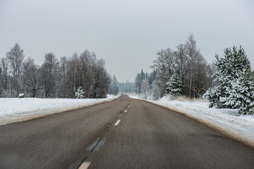 Obraz premium simple countryside dirt road in spring