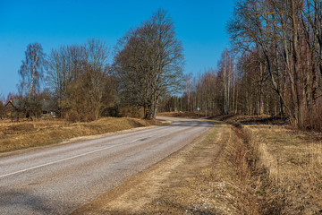Obraz premium simple countryside dirt road in spring