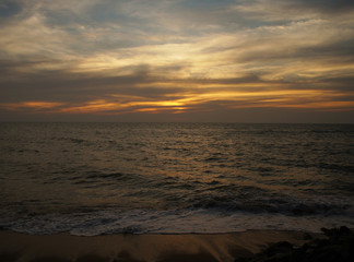 Fototapeta premium Bright contrast saturated sunset on the ocean on the southern tropical coast.