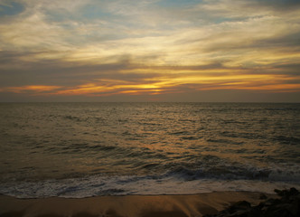 Obraz premium Bright contrast saturated sunset on the ocean on the southern tropical coast.