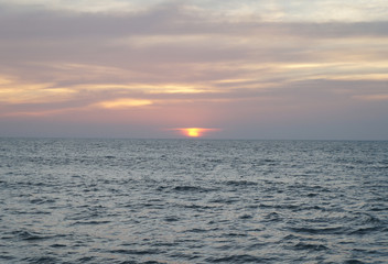 Fototapeta premium Bright contrast saturated sunset on the ocean on the southern tropical coast.