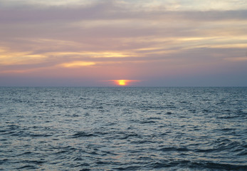 Fototapeta premium Bright contrast saturated sunset on the ocean on the southern tropical coast.
