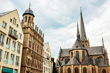 Willibrordi-Dom und Fassade des alten Rathaus am Markt in Wesel