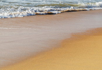 Fototapeta na wymiar Sunny sandy coast on the ocean on the southern tropical island of Sri Lanka.