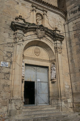 Fototapeta na wymiar Puerta de la Iglesia de San Pedro (Cuenca, España)
