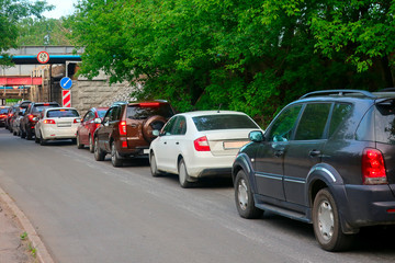 Naklejka premium cars stuck in traffic on a narrow one-way road in anticipation of the start of traffic