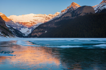 Fototapeta na wymiar Lake Louise in Banff National Park