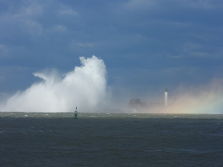 Fototapeta na wymiar tempête et phare boulogne sur mer 