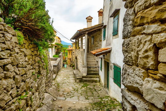 Fototapeta Altstadtgasse Hum, Istrien,Kroatien "Kleinste Stadt der Welt"