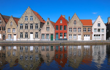 Obraz premium Scenic city view of Bruges canal with beautiful medieval colored houses and reflections.