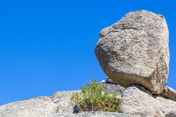 Große Felsen am Gipfel eines Berges in der Serra da Estrela bei Manteigas, Portugal