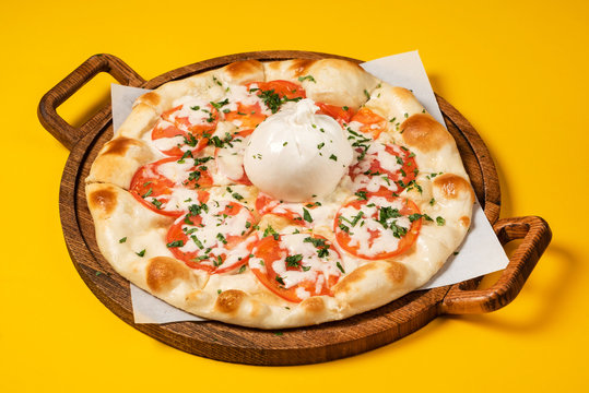 vegetarian pizza with tomato and mozzarella