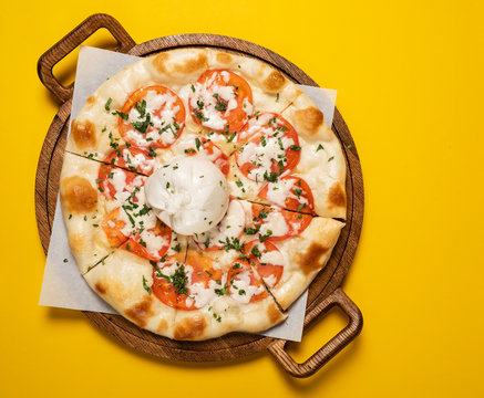 vegetarian pizza with tomato and mozzarella
