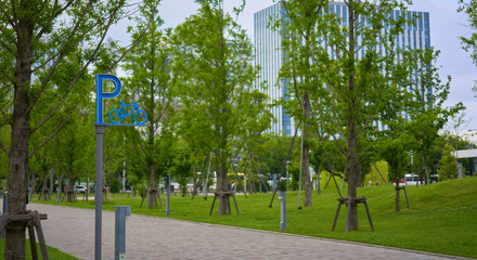自転車用の駐輪場、青い立体の標識、Pのマーク。