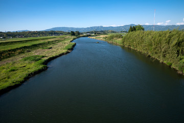 山をバックに青空の下の羽月川