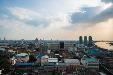 Naklejka premium Bangkok skyline city building with transport road