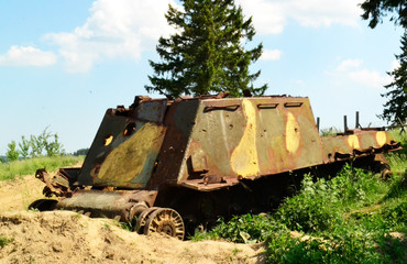 Obraz premium old abandoned tank on the battlefield