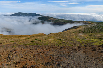 秋の馬の背と登山道