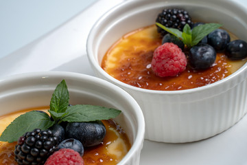 Zwei Schüsseln Creme Brulee mit Blaubeeren 