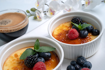 Creme Brulee mit Blaubeeren, Himbeeren und Kaffee
