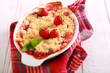 Strawberry crumble cake