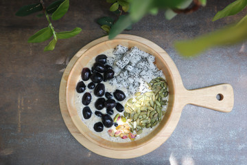 smoothie bowl,mango yogurt with fruit topping