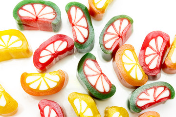 Caramelos masticables de frutas con fondo blanco