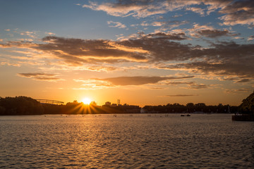 Naklejka premium Maschsee in Hannover zum Sonnenuntergang mit Sonnenstern