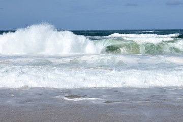 France, Aquitaine, côte atlantique, plage à marée montante. Avec un coefficient de marée important les vagues sont spectaculaires et puissantes.