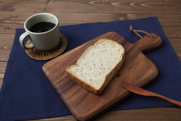木のまな板にのせた トースト くるみ入り 食パンとコーヒー テーブル
