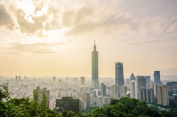 Fototapeta premium Panoramę centrum Tajpej z Taipei 101, Center to charakterystyczny drapacz chmur w Tajpej na Tajwanie. Budynek został oficjalnie sklasyfikowany jako najwyższy na świecie w latach 2004-2010.