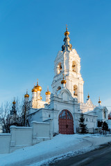 In front of us is a view of the Holy Trinity Monastery of Stephen from the access road, from its lower part. The snow-white walls of the buildings and the gilding of the domes are impressive.