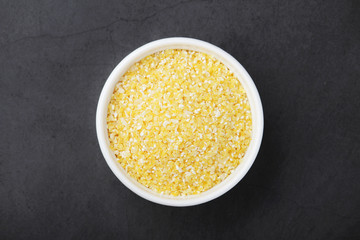 A bowl with crushed maiz