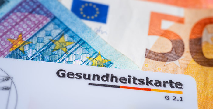 Gesundheitskarte mit Geldscheinen
