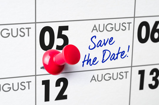 Wall calendar with a red pin - August 05