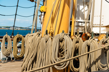 Obraz premium Hauptmast mit Takelage des Segelschulschiffes der US Coast Guard 