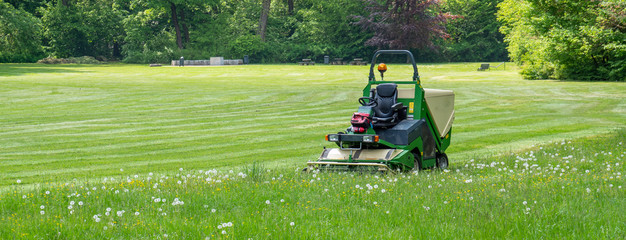 Panorama Rasentraktor auf einer Wiese © Animaflora PicsStock