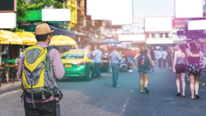 Obraz premium Młody podróżnik azjatycki mężczyzna spaceru ulicą spacerową Khaosan Road w bangkoku w tajlandii na wakacje.
