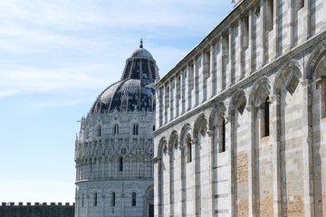 Der Dom Santa Maria Assunta beim schiefe Turm von Pisa in Italien
