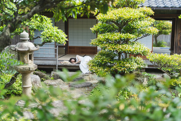 Fototapeta na wymiar 日本家屋の女性