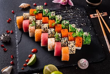 Fotobehang Sushi bar sushi op de zwarte achtergrond