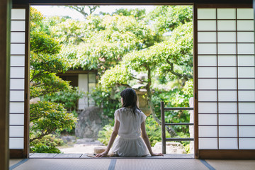 日本家屋の女性