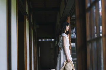 日本家屋の女性