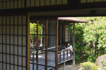 日本家屋の女性