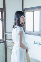 日本家屋の女性