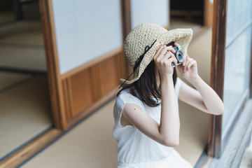 日本家屋の女性